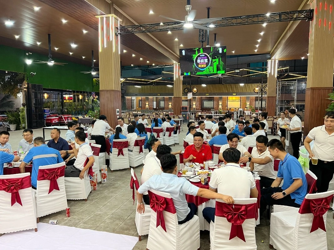 Tiệc Công Ty, Họp Mặt